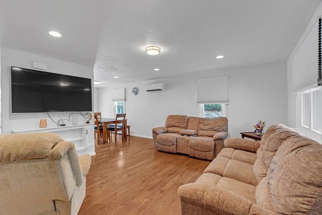 41 Church St, Uxbridge, MA 01569