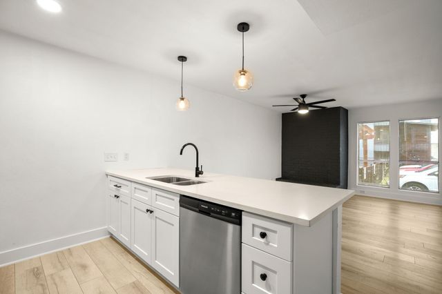 909 Reinli ST 103, Austin, TX 78751