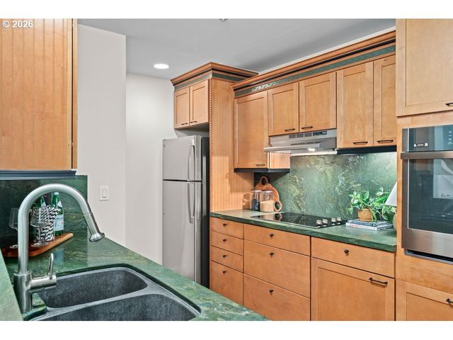 277 N HAYDEN BAY Dr, Portland, OR 97217