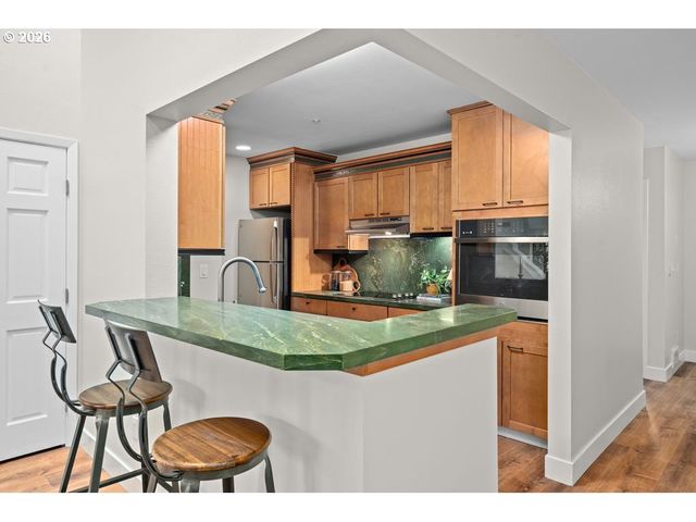 277 N HAYDEN BAY Dr, Portland, OR 97217