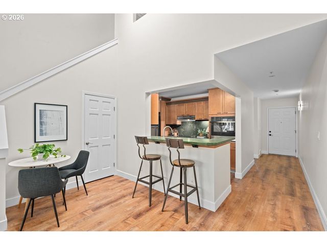 277 N HAYDEN BAY Dr, Portland, OR 97217