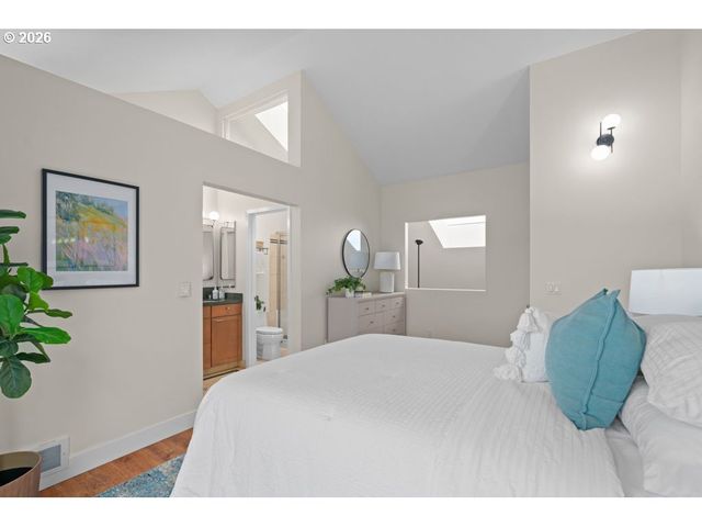 277 N HAYDEN BAY Dr, Portland, OR 97217