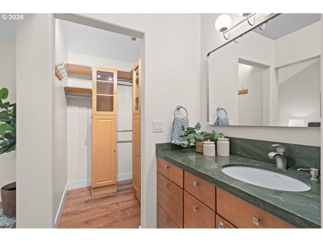 277 N HAYDEN BAY Dr, Portland, OR 97217