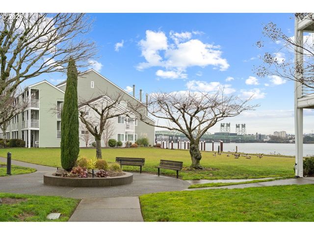 277 N HAYDEN BAY Dr, Portland, OR 97217