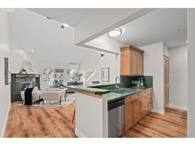 277 N HAYDEN BAY Dr, Portland, OR 97217