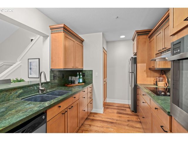 277 N HAYDEN BAY Dr, Portland, OR 97217