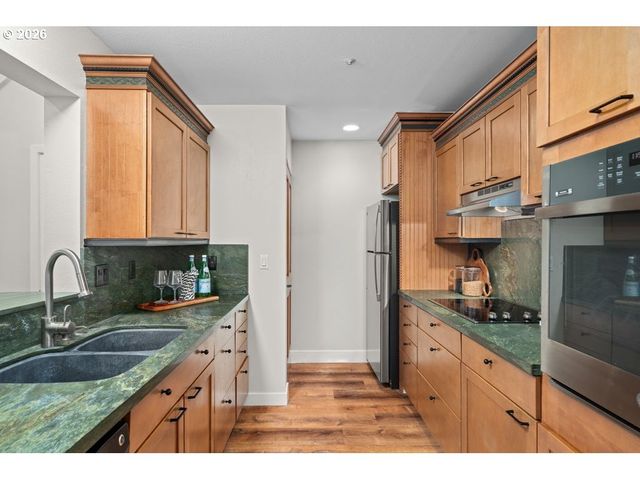 277 N HAYDEN BAY Dr, Portland, OR 97217