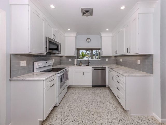 825 NOKOMIS AVENUE S, Venice, FL 34285