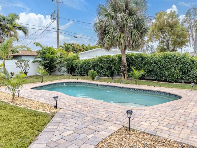 825 NOKOMIS AVENUE S, Venice, FL 34285