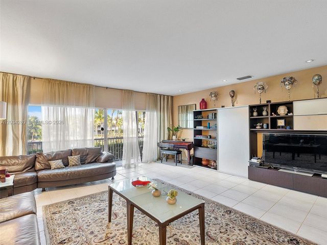 21399 Marina Cove Circle M12, Aventura, FL 33180