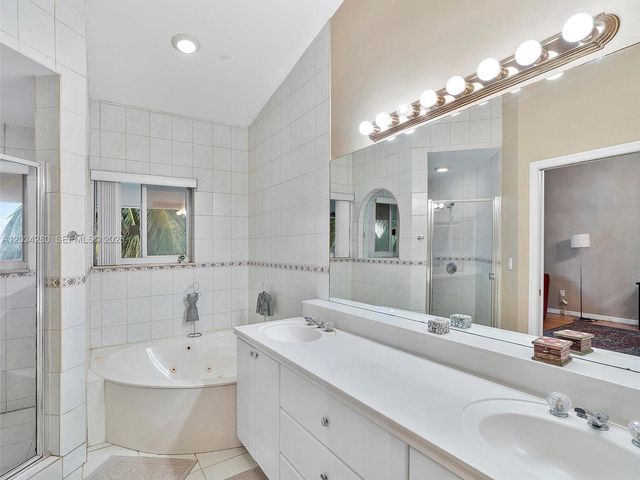 21399 Marina Cove Circle M12, Aventura, FL 33180