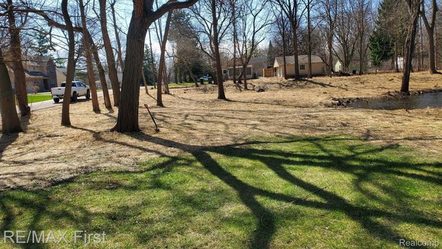 4330 HATCHERY Road, Waterford Charter Township, MI 48329