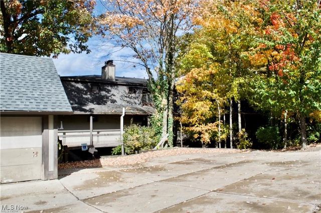 1722 Treetop Trail 11, Akron, OH 44313