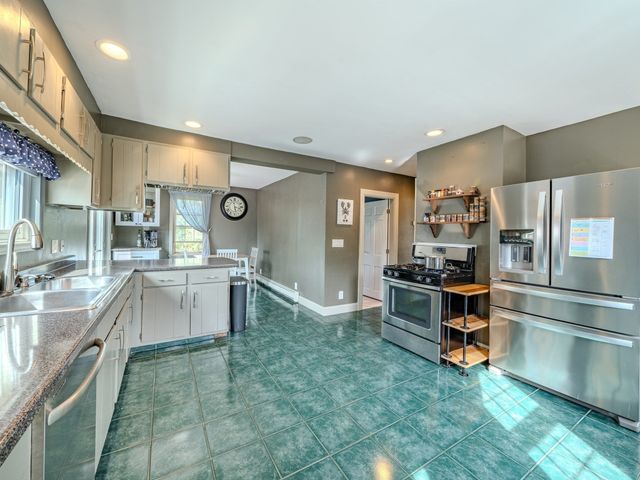 23 Henry St, Saugus, MA 01906