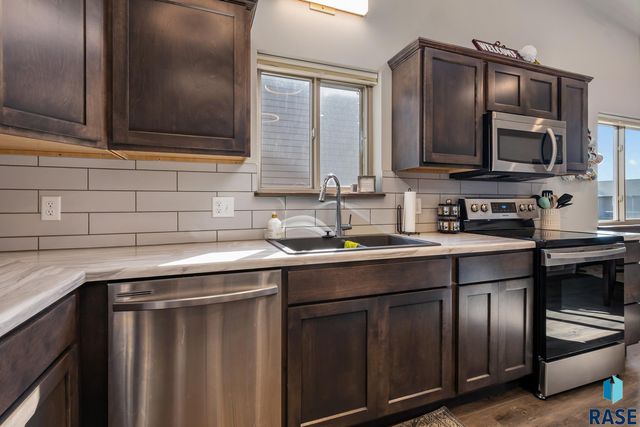 7216 E 45th St Street, Sioux Falls, SD 57110