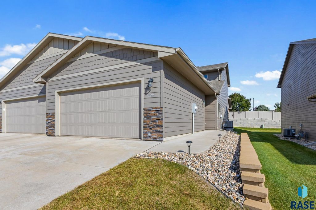 7216 E 45th St Street, Sioux Falls, SD 57110