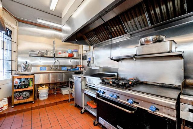 2701 E 9Th St, Oakland, CA 94601