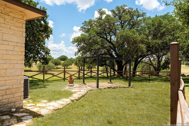 103 Misty Bend, Floresville, TX 78114
