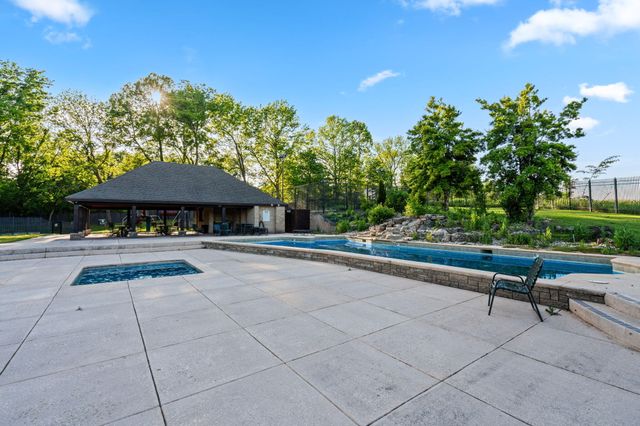 1610 W Caleb Court, Springfield, MO 65810