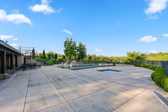 1610 W Caleb Court, Springfield, MO 65810