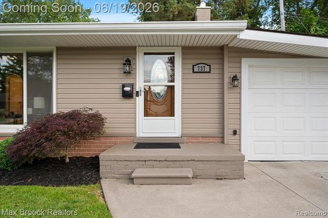 737 Panorama Drive, Milford, MI 48381