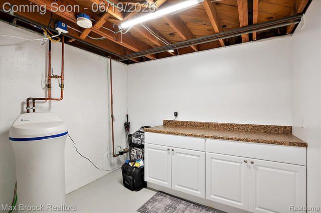 737 Panorama Drive, Milford, MI 48381