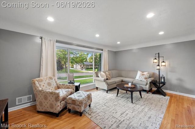 737 Panorama Drive, Milford, MI 48381