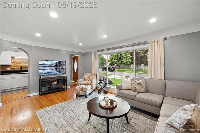 737 Panorama Drive, Milford, MI 48381
