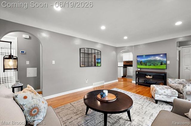737 Panorama Drive, Milford, MI 48381