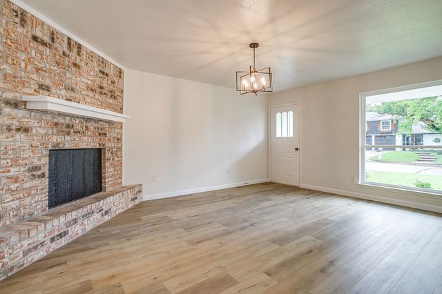 713 Vaughn Drive, Burleson, TX 76028