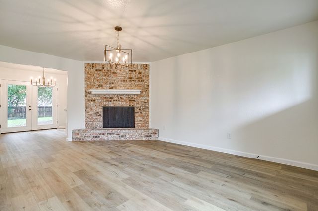 713 Vaughn Drive, Burleson, TX 76028