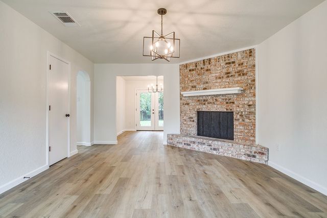 713 Vaughn Drive, Burleson, TX 76028