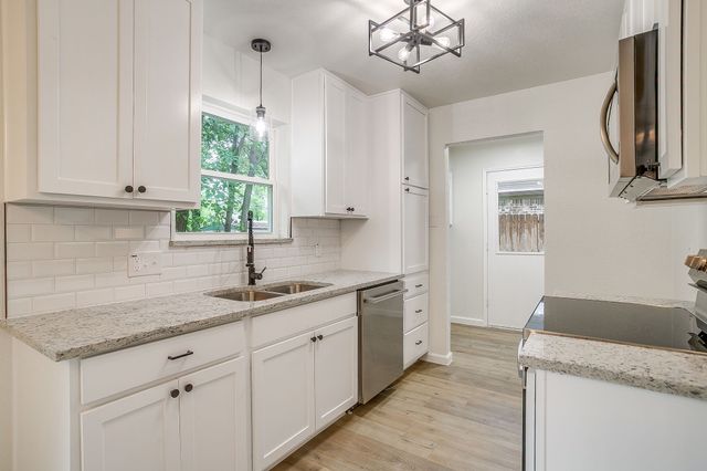 713 Vaughn Drive, Burleson, TX 76028