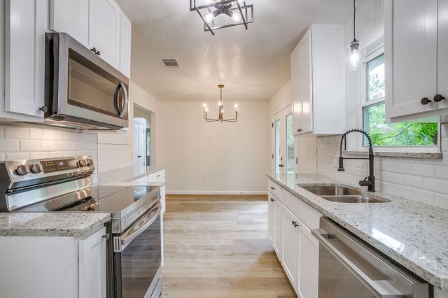 713 Vaughn Drive, Burleson, TX 76028