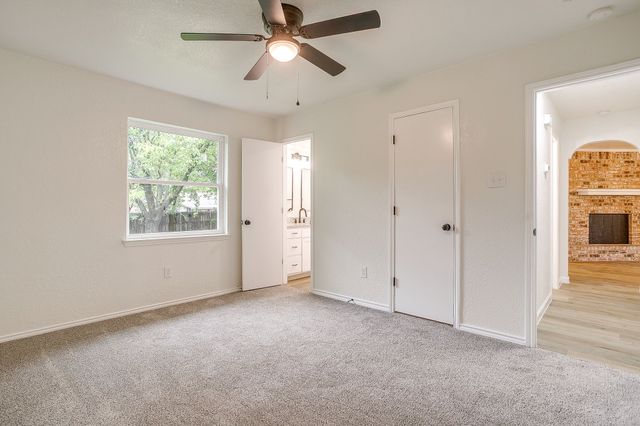 713 Vaughn Drive, Burleson, TX 76028