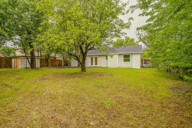 713 Vaughn Drive, Burleson, TX 76028