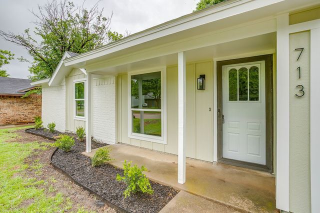 713 Vaughn Drive, Burleson, TX 76028