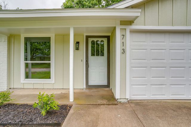 713 Vaughn Drive, Burleson, TX 76028