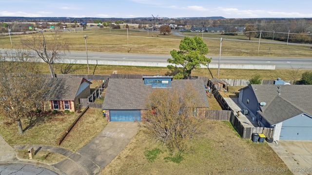 2857 W 111th Place S, Jenks, OK 74037