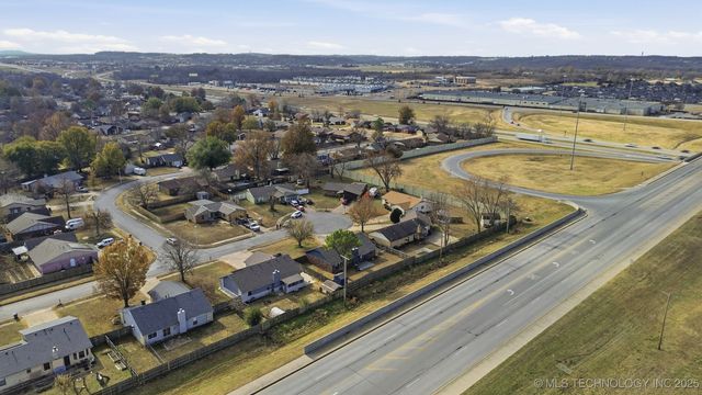 2857 W 111th Place S, Jenks, OK 74037