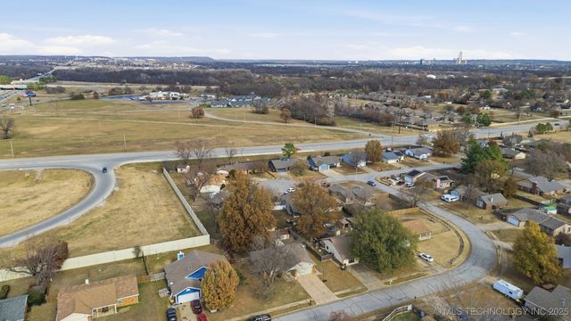 2857 W 111th Place S, Jenks, OK 74037