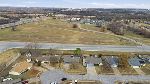 2857 W 111th Place S, Jenks, OK 74037