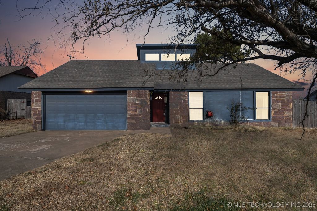 2857 W 111th Place S, Jenks, OK 74037