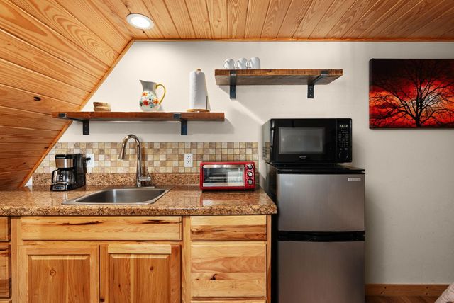 123 El Camino River RD, Bastrop, TX 78602