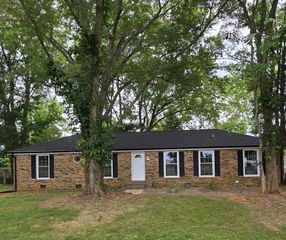 214 Cunningham Ln, Clarksville, TN 37042