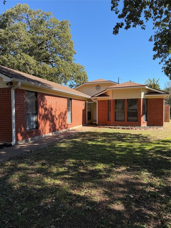 718 Brazos ST, Rockdale, TX 76567