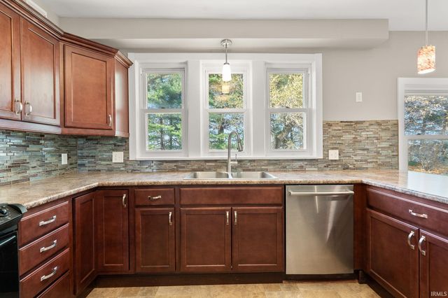 1656 W 300 Road, Huntington, IN 46750