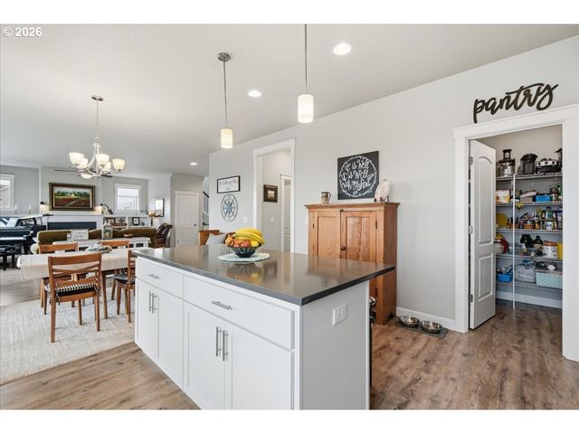 2300 E 6TH St, La Center, WA 98629