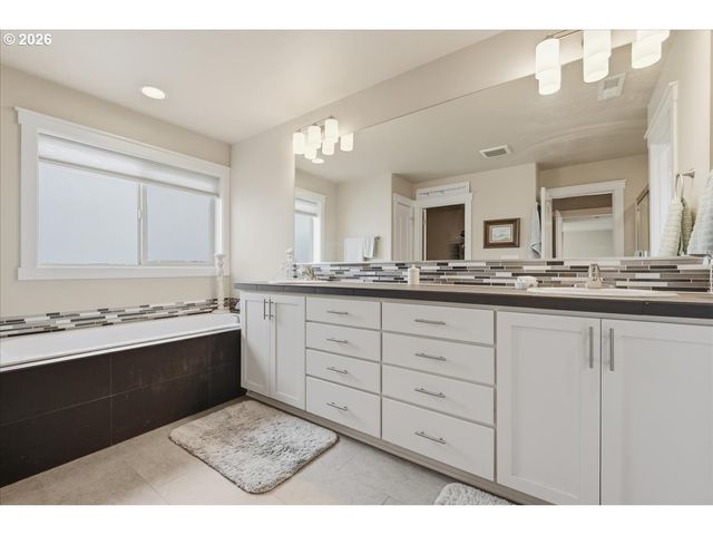 2300 E 6TH St, La Center, WA 98629