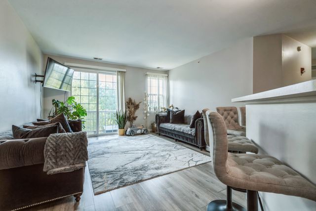 250 ROSEHALL Drive 260, Lake Zurich, IL 60047